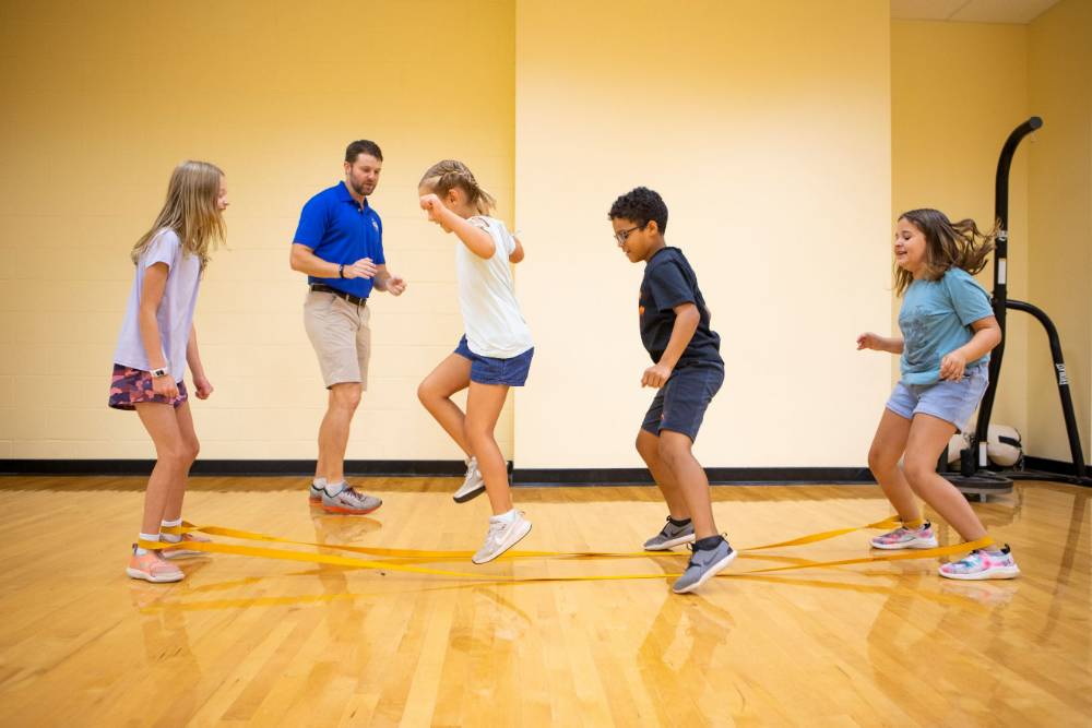 kids jumping rope in pe