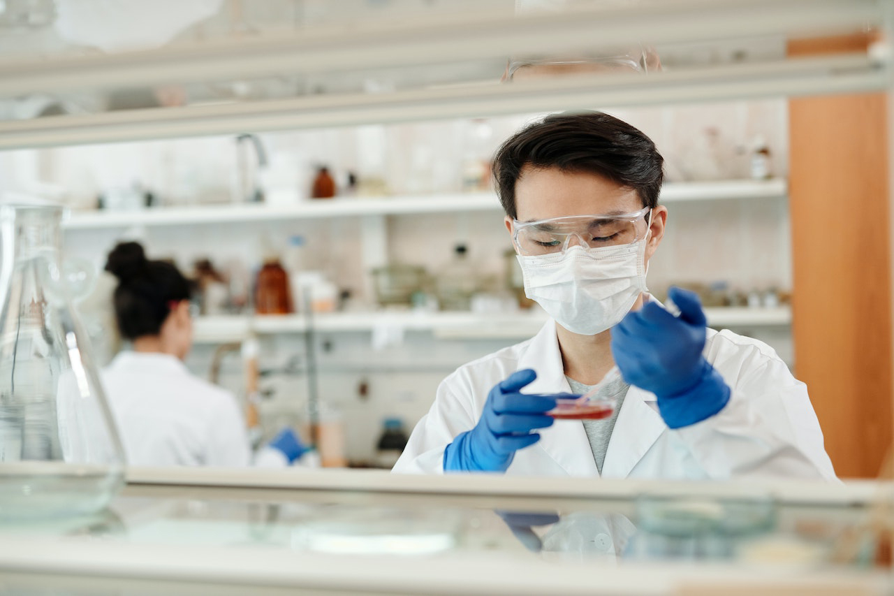 Man holding a petri dish