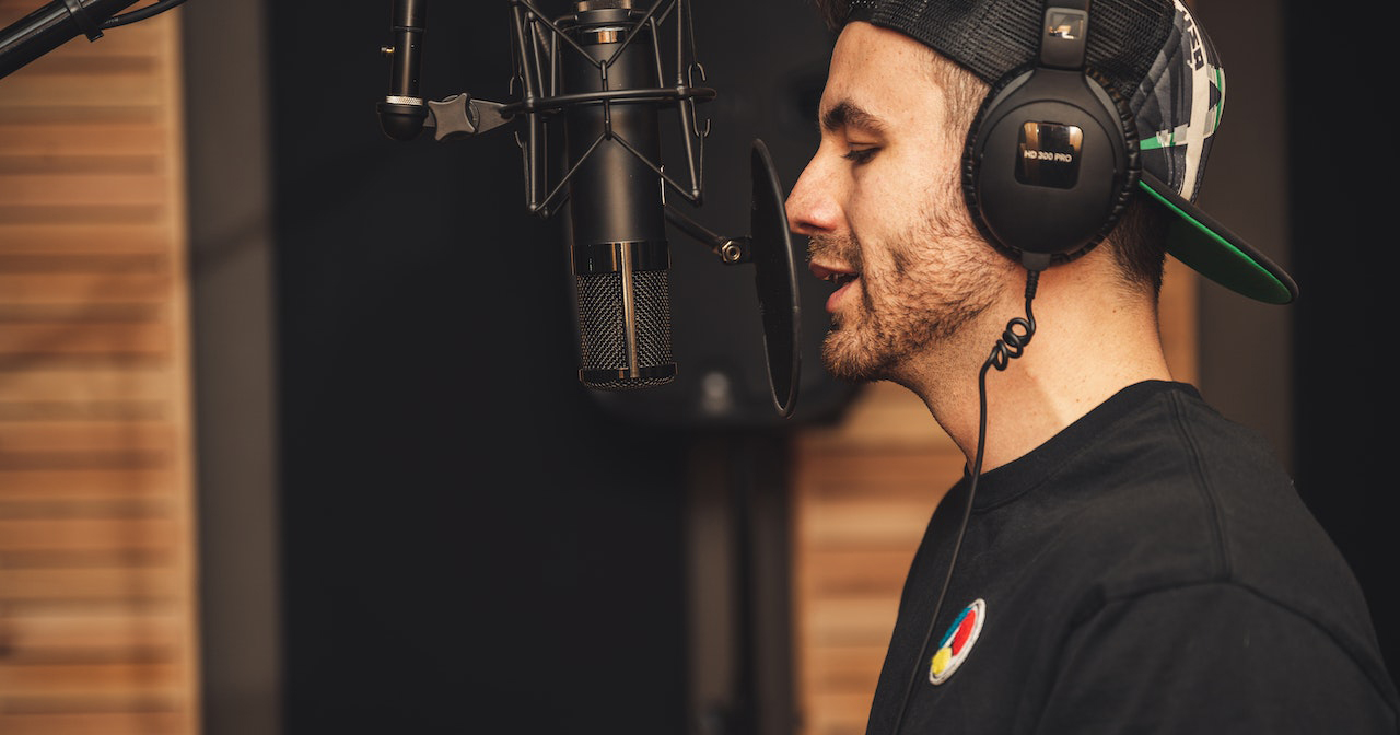 Man singing in a microphone