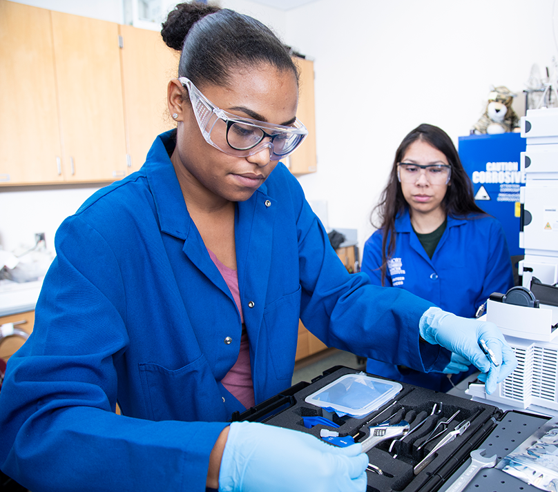 Two female UWG students working in the lab.