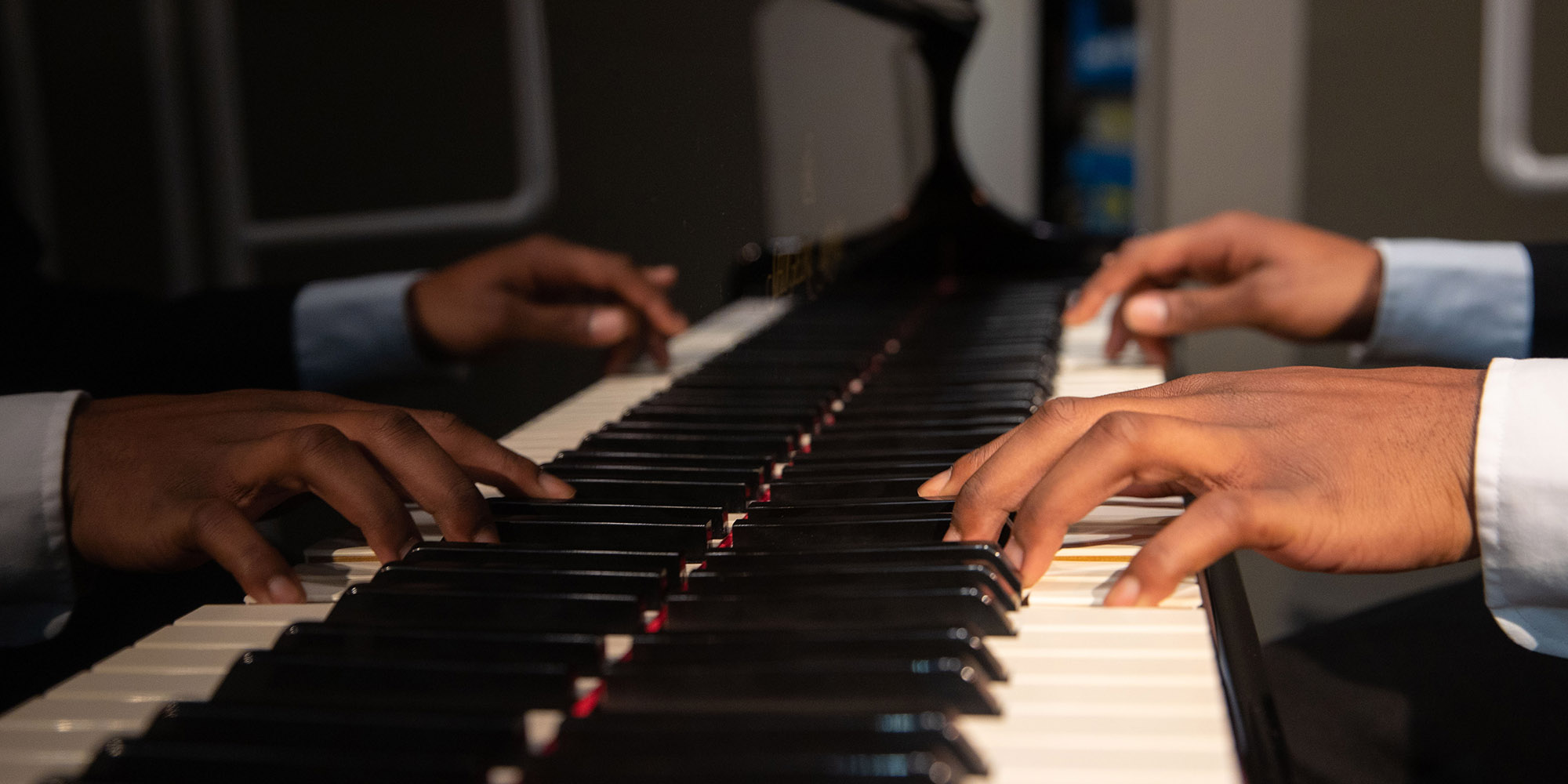 hands playing piano