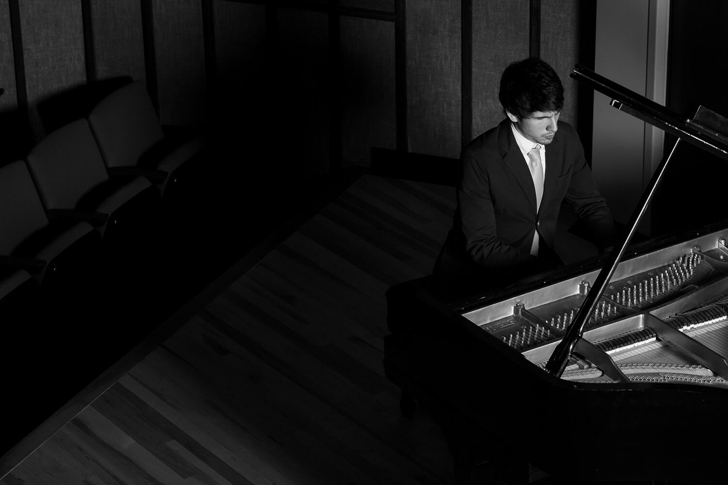 Manuel Vizurraga playing the piano