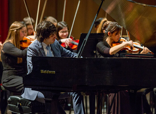 Manuel Vizurraga playing piano