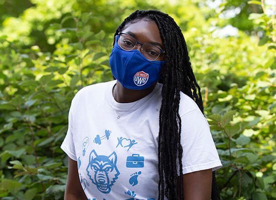 Student wearing a UWG mask and t-shirt