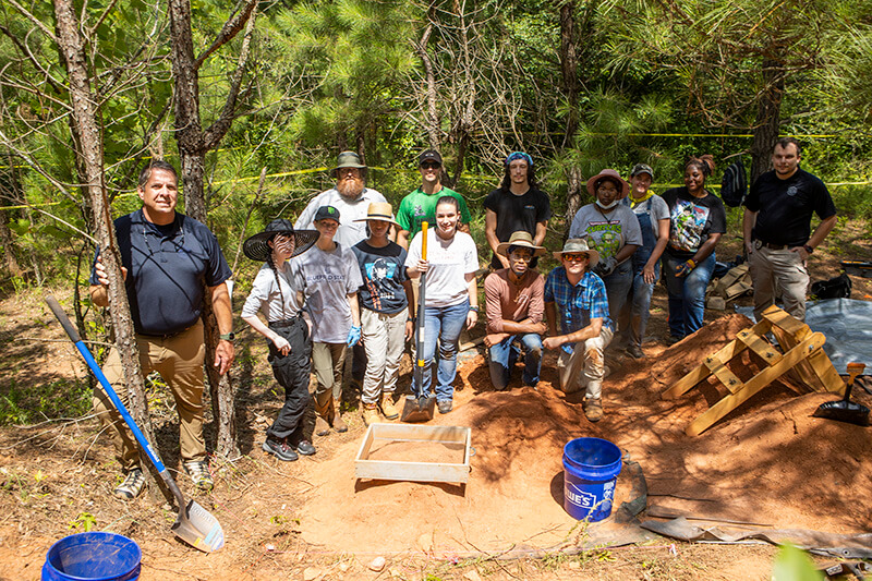 UWG anthropology students at a dig