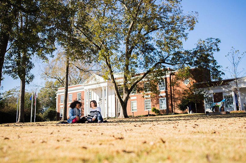 Students sitting outside UWG Newnan